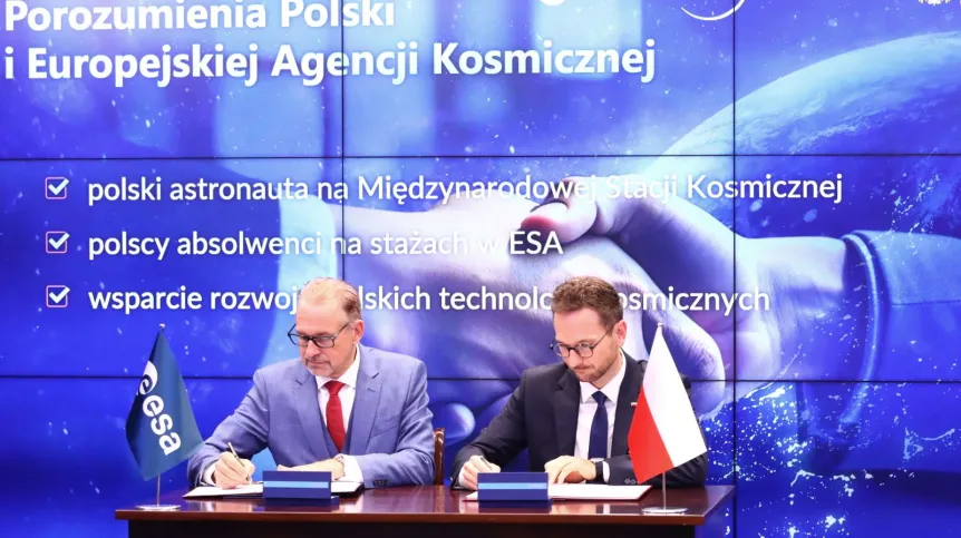 29.08.2023. Dyrektor generalny Europejskiej Agencji Kosmicznej dr Josef Aschbacher (L) i minister rozwoju i technologii Waldemar Buda (P) podczas konferencji o polskim sektorze kosmicznym w Ministerstwie Rozwoju i Technologii w Warszawie. PAP/Tomasz Gzell