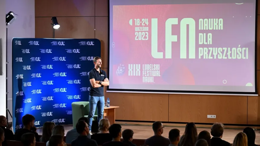 17.09.2023. Rezerwowy astronauta ESA Sławosz Uznański na spotkaniu z mieszkańcami Lublina, 17 bm. Wydarzenie jest prologiem Lubelskiego Festiwalu Nauki organizowanego wspólnie z inicjatywą Direction Earth/Space. PAP/Piotr Polak