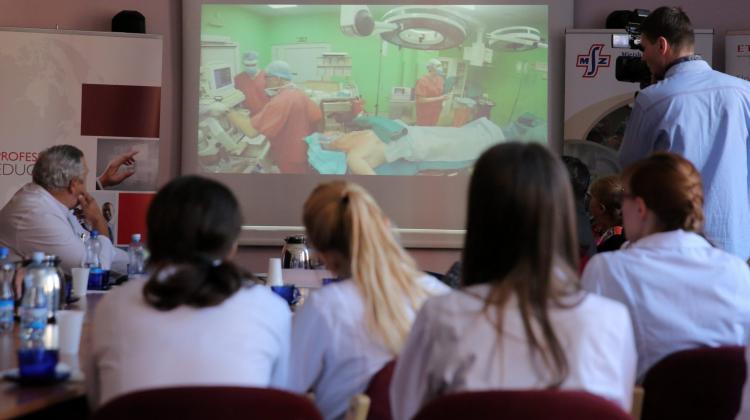 Studenci medycyny przyglądają się transmisji pierwszej w województwie operacji lobektomii VATS, Olsztyn, 18.03.2015 (zuz) PAP/Tomasz Waszczuk