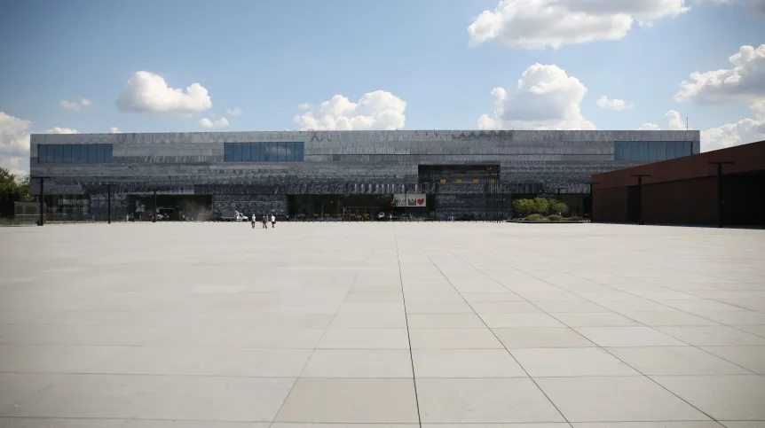 12.08.2023. Na zdjęciu z 11 bm. wieszanie napisu na siedzibie Muzeum Historii Polski w Warszawie. PAP/Albert Zawada