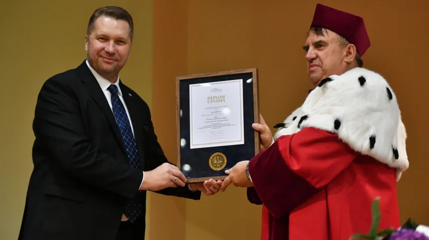 03.10.2023. Minister edukacji i nauki Przemysław Czarnek (L) oraz rektor uniwersytetu prof. dr hab. n. med. Wojciech Załuska (P) podczas inauguracji Roku Akademickiego 2023/2024 Uniwersytetu Medycznego w Lublinie. PAP/Wojtek Jargiło