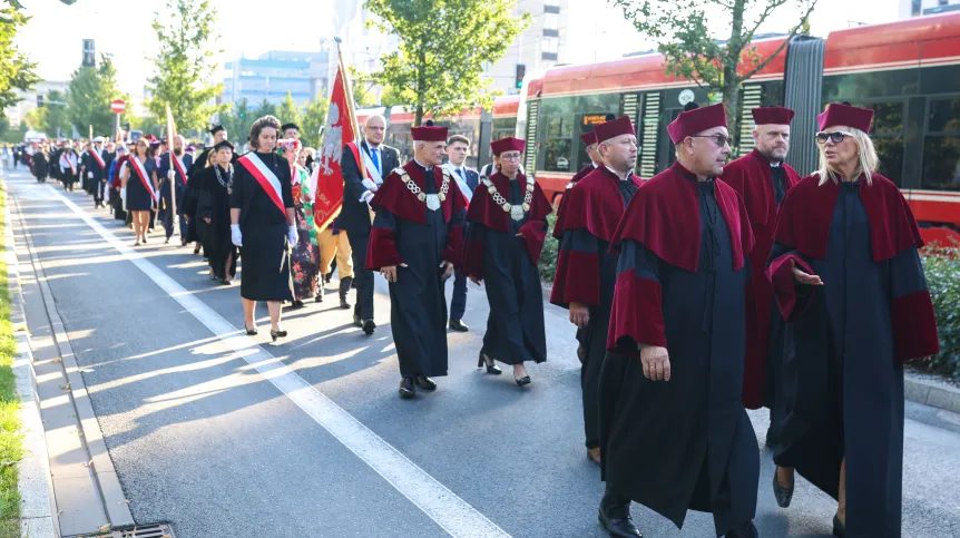 Katowice, 29.09.2023. Przemarsz orszaków rektorskich ulicami miasta z okazji Międzyuczelnianej Inauguracji Roku Akademickiego 2023/2024 w Katowicach, 29 bm. Fot. PAP/Zbigniew Meissner