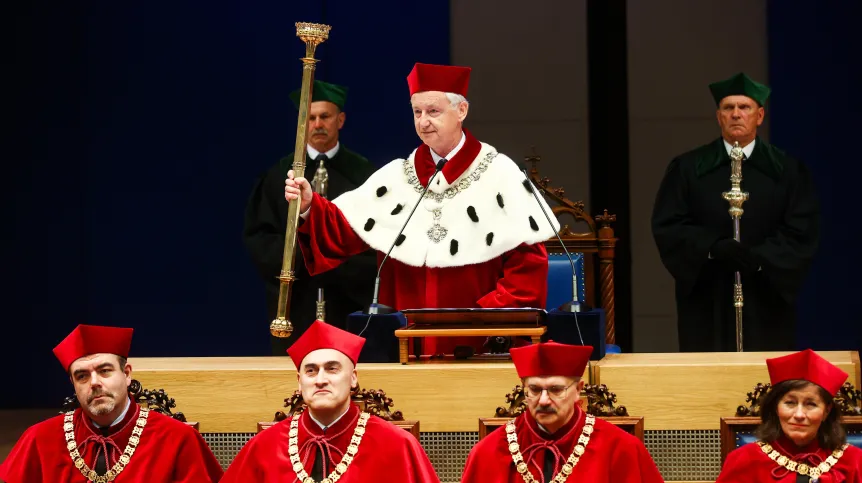 Kraków, 01.10.2023. Rektor UJ prof. dr hab. Jacek Popiel (P) podczas inauguracji nowego roku akademickiego na Uniwersytecie Jagiellońskim, najstarszej polskiej uczelni. Fot. PAP/Łukasz Gągulski