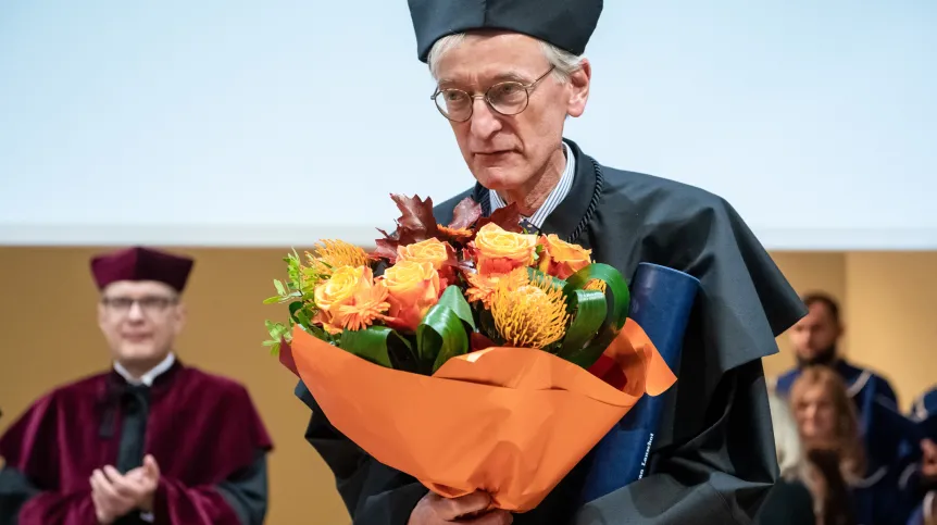 20.10.2023. Światowej sławy autorytet w dziedzinie chirurgii onkologicznej prof. Jan van Lanschot (C) otrzymał tytuł doktora honoris causa Uniwersytetu Medycznego podczas uroczystości w siedzibie uczelni w Lublinie. PAP/Wojtek Jargiło