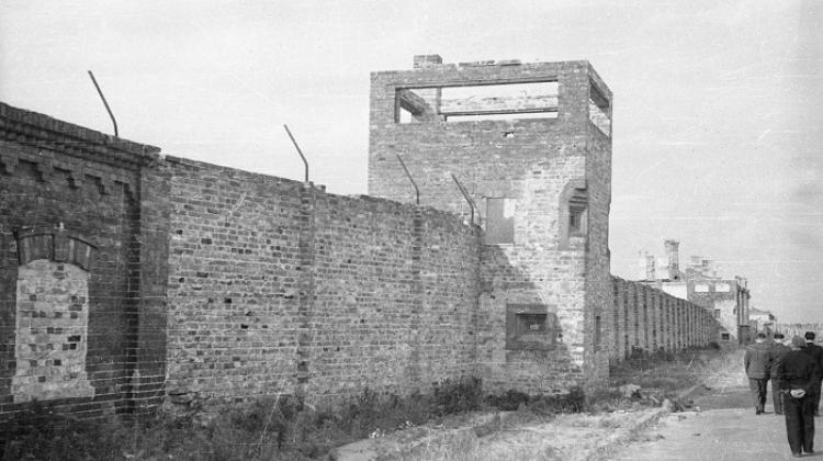Warszawa, 1946. Mur na terenie dawnego getta. PAP/Stanisław Dąbrowiecki