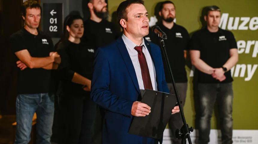 27.11.2023. Kierownik działu archeologicznego w Muzeum II Wojny Światowej w Gdańsku Filip Kuczma na konferencji prasowej w MIIWŚ w Gdańsku, 27 bm. Podczas spotkania zaprezentowane zostały wyniki 10 etapów badań archeologicznych na Westerplatte. PAP/Marcin Gadomski