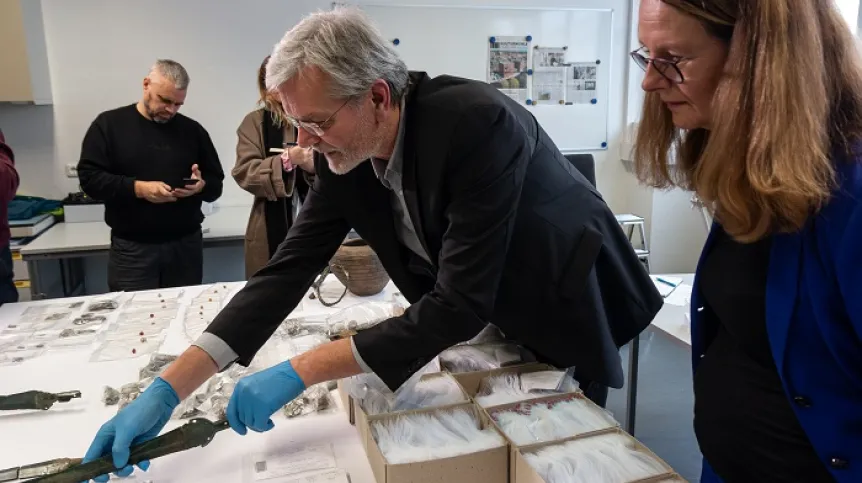 Archeolog dr. Detlef Jantzen i minister Bettina Martin w trakcie prezentacji znalezisk. Fot. WKM MV, Niemcy