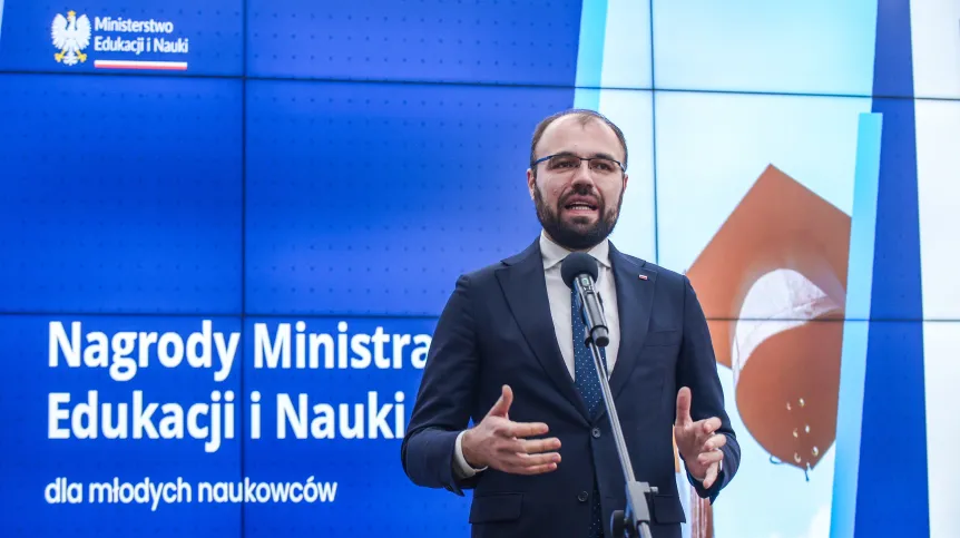 Warszawa, 07.12.2023. Minister edukacji i nauki Krzysztof Szczucki na konferencji prasowej w siedzibie MEiN w Warszawie. Podczas wydarzenia zostały wręczone nagrody ministra edukacji i nauki dla młodych naukowców. Fot. PAP/Marcin Obara