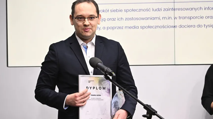 08.12.2023. Laureat w kategorii animator Paweł Gora podczas gali finałowej 19. edycji konkursu Popularyzator Nauki 2023, 8 bm. w Centrum Prasowym PAP w Warszawie. Wydarzenie jest organizowane przez serwis Nauka w Polsce, przy wsparciu Fundacji Polskiej Agencji Prasowej. PAP/Radek Pietruszka