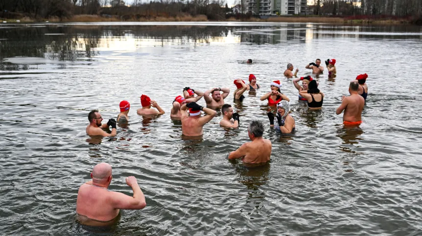 Rzeszów, 25.12.2023. Świąteczna kąpiel morsów z klubu Sopelek, 25 bm. w Rzeszowie. (sko) PAP/Darek Delmanowicz