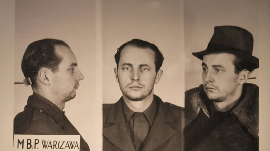 Warszawa, 27.02.2020. Zdjęcie Jana Rodowicza „Anody” podczas otwarcia wystawy „Dobrze, że ta wojna się kończy…..” w Celach Bezpieki - oddziale Muzeum Powstania Warszawskiego. (kf) PAP/Andrzej Lange