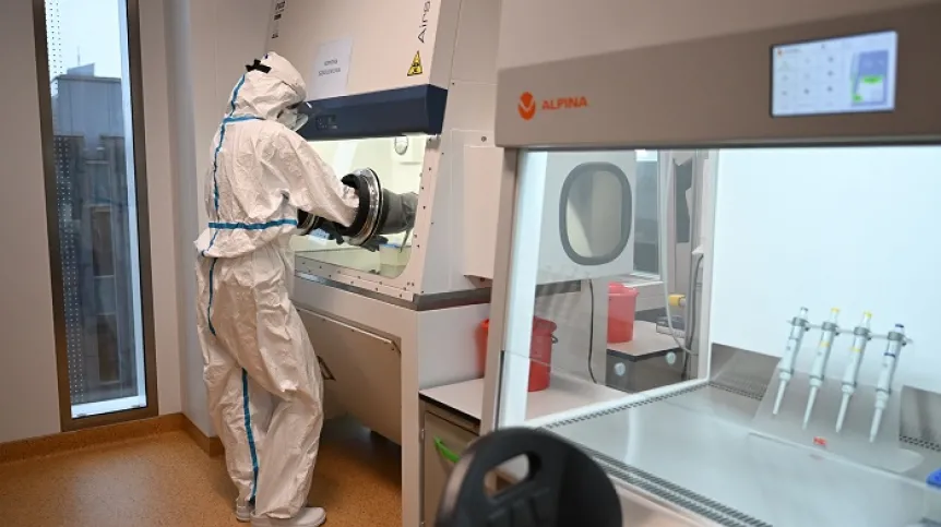 Gdańsk, 22.01.2024. Otwarcie laboratorium o poziomie bezpieczeństwa biologicznego BSL3+ na Uniwersytecie Gdańskim. W laboratorium w specjalnych warunkach badane będą wirusy kwalifikowane jako niebezpieczne dla człowieka, m.in. koronawirus, wirus kleszczowego zapalenia mózgu, Zika czy wirus zapalenia wątroby typu C. PAP/Adam Warżawa