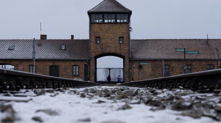Oświęcim, 08.02.2017. Brama obozu Auschwitz II-Birkenau.  (ag/mgut) PAP/Andrzej Grygiel