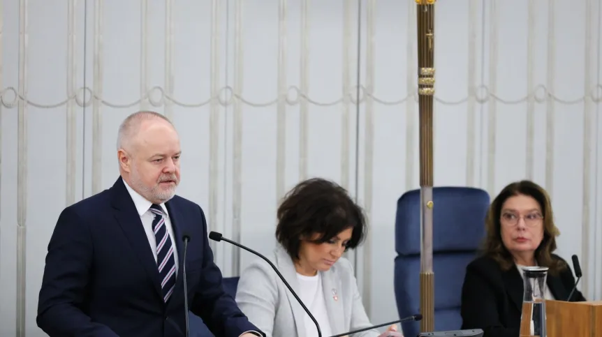  07.02.2024. Marszałek Senatu Małgorzata Kidawa-Błońska (P), senator KO Agnieszka Kołacz-Leszczyńska (C) oraz sekretarz stanu w MNiSW Marek Gzik (L) na sali obrad izby w Warszawie, 7 bm. Senatorowie zajmą się m.in. nowelizacją ustawy o Narodowym Centrum Badań i Rozwoju oraz Prawa o szkolnictwie wyższym i nauce, które przywracają nadzór ministra nauki nad NCBR. PAP/Paweł Supernak