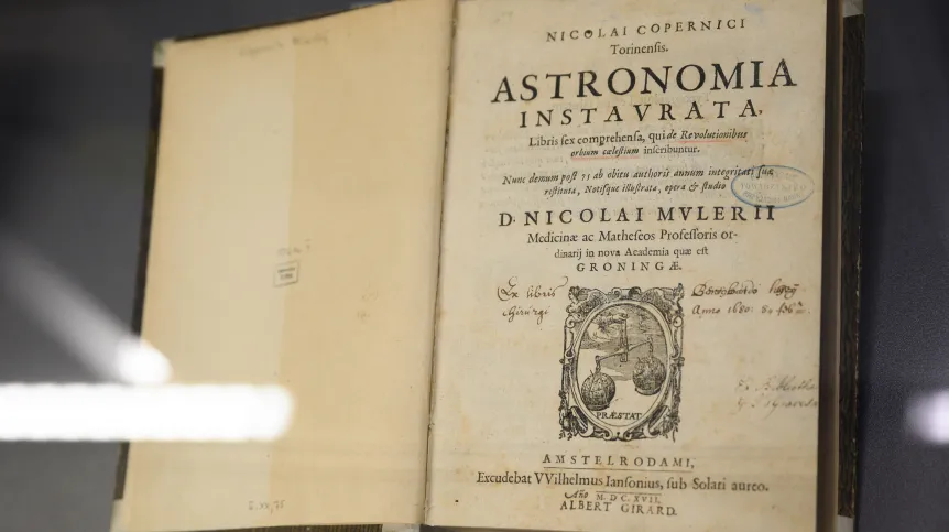 16.02.2024. Wydanie amsterdamskie „De revolutionibus orbium coelestium” z 1617 r. na nowo otwartej wystawie „Astronomia i księgi. Wokół »De revolutionibus« Mikołaja Kopernika” w Galerii Atanazego Biblioteki Raczyńskich w Poznaniu, 16 bm. Na wystawie można m.in. zobaczyć woluminy trzech wydań dzieła Mikołaja Kopernika „De revolutionibus orbium coelestium”, w tym pierwsze norymberskie z 1543 r., bazylejskie z 1566 r. oraz amsterdamskie z 1617 r. PAP/Jakub Kaczmarczyk