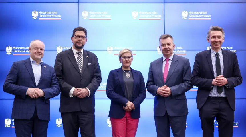 22.03.2024. Przedstawiciele kierownictwa ministerstwa nauki i szkolnictwa wyższego: minister Dariusz Wieczorek (2P) oraz wiceministrowie: Marek Gzik (L), Maria Mrówczyńska (C), Andrzej Szeptycki (2L) oraz Maciej Gdula (P) podczas konferencji prasowej w siedzibie resortu w Warszawie, 22 bm. Temat spotkania: "100 dni ministra nauki". PAP/Leszek Szymański