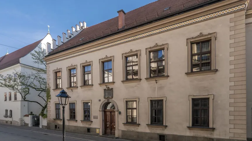 08.05.2016. Collegium Medicum UJ przy ulicy św. Anny, w głębi budynki Collegium Maius. PAP/Jerzy Ochoński