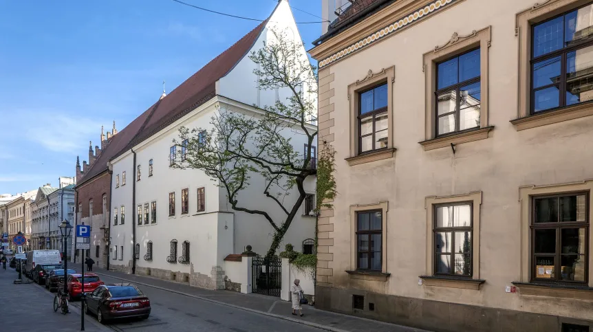 08.05.2016. Collegium Medicum UJ przy ulicy św. Anny, w głębi budynki Collegium Maius. PAP/Jerzy Ochoński