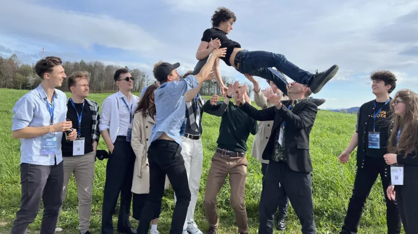 Reprezentacja FUW. Od lewej: mgr Paweł Szczypkowski (opiekun drużyny), Jakub Trzaska Michał Zdziennicki.(opiekun drużyny), Sara Gałan, Bartłomiej Leks, Jakub Hevler, Paweł Kałwak, prof. Krzysztof Turzyński (opiekun drużyny), Michał Puza, Magdalena Orłowska, w locie: kapitan drużyny Jakub Kośmicki. (fot. FUW)
