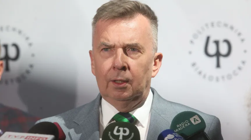 13.05.2024. Minister nauki i szkolnictwa wyższego Dariusz Wieczorek podczas konferencji prasowej na Politechnice Białostockiej. PAP/Artur Reszko