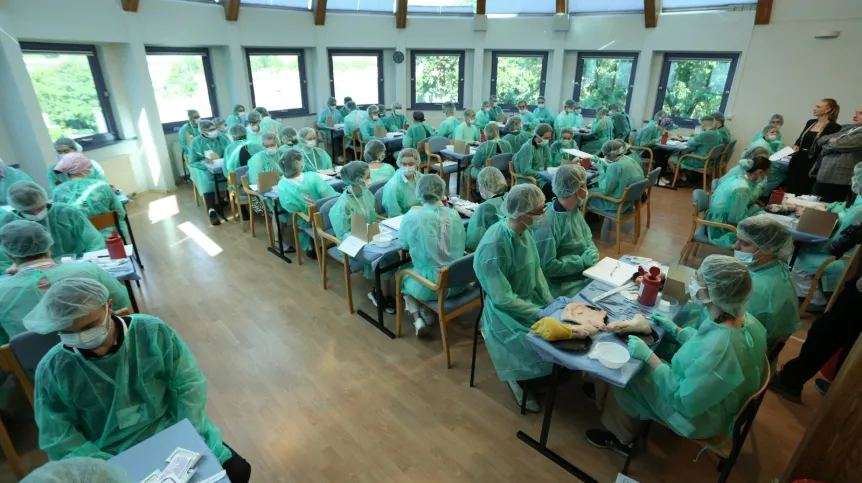  Zielona Góra, 25.05.2024. Mistrzostwa Polski w Szyciu Chirurgicznym Studentów Medycyny wraz z Ogólnopolskim Forum Kół Naukowych w Zielonej Górze, 25 bm. Zwycięska drużyna otrzyma tytuł mistrzowski w szyciu chirurgicznym oraz trofeum- statuetkę Bachusika.  PAP/Lech Muszyński