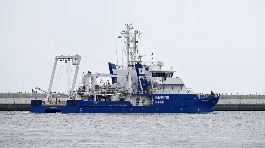 3.06.2024. Statek UG r/v Oceanograf wypływa z Portu Dalmor w Gdyni, 3 bm. Rozpoczyna się kampania oceanograficzna BaltArctic Research Cruise, w ramach której statek UG r/v Oceanograf i statek Instytutu Oceanologii PAN r/v Oceania wyruszają w rejs badawczy za północne koło podbiegunowe. PAP/Marcin Gadomski