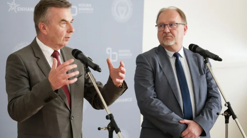 06.06.2024. Minister nauki Dariusz Wieczorek (L) oraz rektor PW prof. dr hab. inż. Krzysztof Zaremba (P) podczas konferencji prasowej towarzyszącej spotkaniu ministra z rektorami i studentami uczelni województwa mazowieckiego, 6 bm. w Gmachu Głównym Politechniki Warszawskiej w Warszawie. PAP/Tomasz Gzell