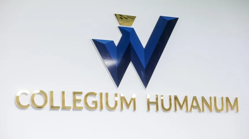 Warszawa, 23.02.2024. Logo Collegium Humanum podczas konferencji w Warszawie, 23 bm. (rg/zkoc) PAP/Rafał Guz
