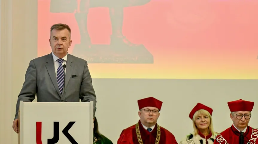 Kielce, 19.06.2024. Minister nauki Dariusz Wieczorek przemawia na obchodach Święta Uczelni na Uniwersytecie Jana Kochanowskiego w Kielcach. PAP/Piotr Polak