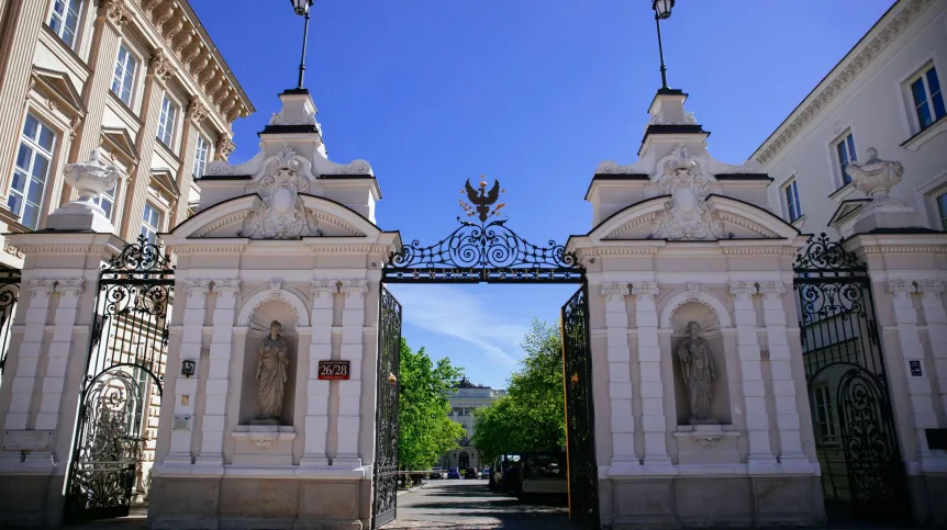  Warszawa, 12.05.2021. Brama Główna Uniwersytetu Warszawskiego przy ul. Krakowskie Przedmieście w Warszawie. PAP/Albert Zawada