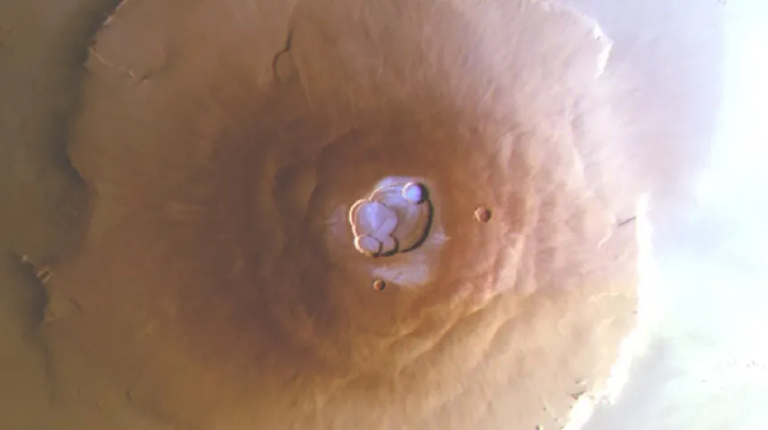 Obserwacja szronu na wulkanie Olympus Mons za pomoca kamery HRSC na pokładzie Mars Express (ESA). Przedstawione na zdjęciu miejsce ma szerokość ok. 800 km, fot. Adomas Valantinas, źródło: Nature