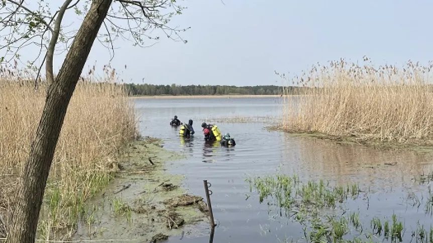 Badania archeologów z UW w jeziorze na Kujawach. Fot. Bartosz Kontny