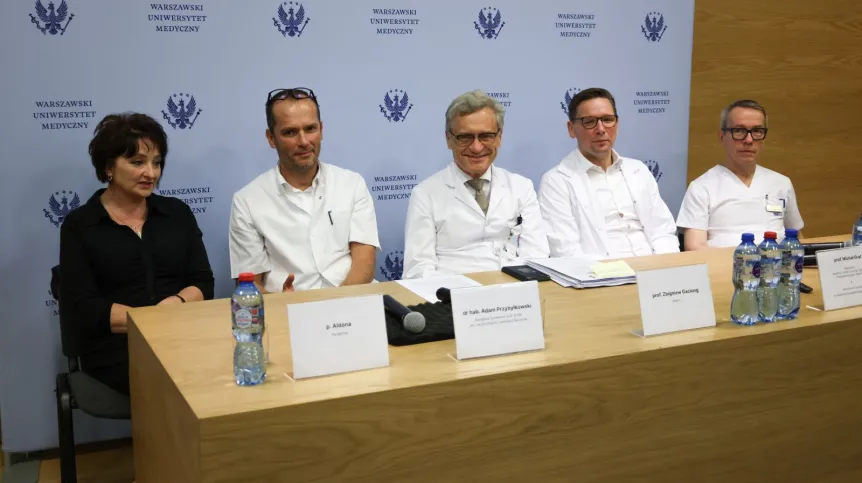 04.07.2024. Pacjentka, p. Aldona (L), zastępca dyrektora UCK WUM ds. lecznictwa w lokalizacji Banacha dr hab. Adam Przybyłkowski (2L), rektor WUM prof. Zbigniew Gaciong (C), kierownik Katedry i Kliniki Chirurgii Ogólnej, Transplantacyjnej i Wątroby WUM, konsultant krajowy w dziedzinie transplantologii klinicznej prof. Michał Grąt (2P) oraz kierownik Oddziału Intensywnej Terapii Chirurgicznej Kliniki Chirurgii ogólnej, Transplantacyjnej i Wątroby WUM dr hab. Wojciech Figiel (P) podczas konferencji prasowej w siedzibie Dziecięcego Szpitala Klinicznego UCK WUM w Warszawie, 4 bm. Spotkanie poświęcone było zabiegowi przeszczepienia wspomagającego wątroby. Tę pionierską w skali świata operację przeprowadzono u chorej po urazie narządu, doznanym w wyniku wypadku komunikacyjnego. (amb) PAP/Albert Zawada