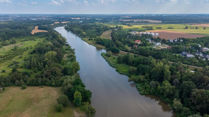 10.07.2024. Panorama rzeki Odry widziana z lotu ptaka we Wrocławiu. PAP/Maciej Kulczyński