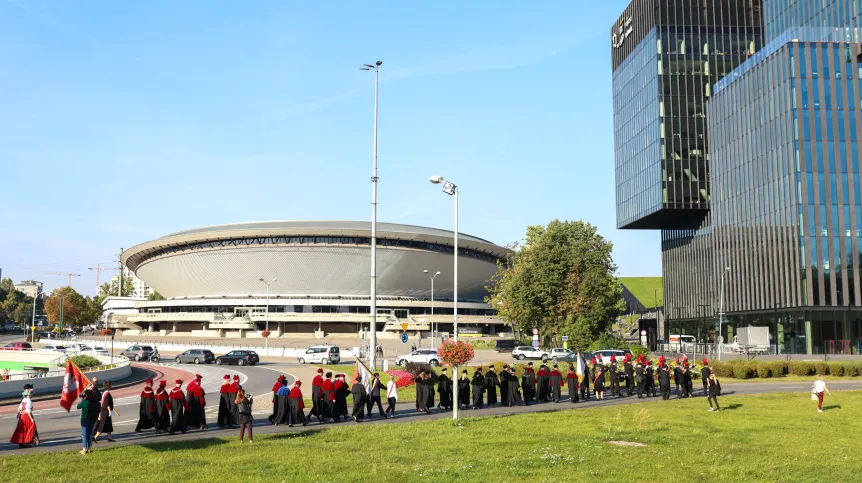 , 29.09.2023. Przemarsz orszaków rektorskich ulicami miasta z okazji Międzyuczelnianej Inauguracji Roku Akademickiego 2023/2024 w Katowicach. PAP/Zbigniew Meissner