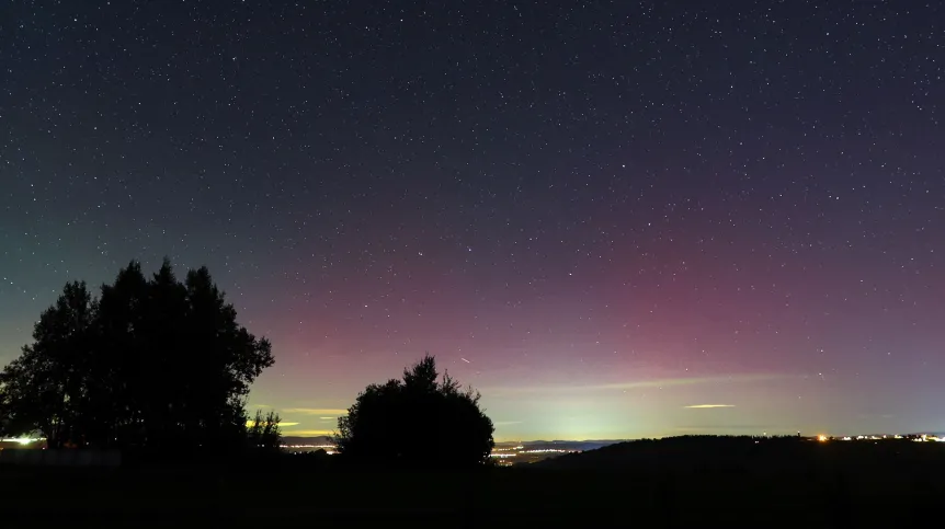 Małe Ciche (woj. małopolskie), 08.10.2024. Zorza polarna widziana nad Podhalem w nocy z 7 na 8 bm.  PAP/Grzegorz Momot