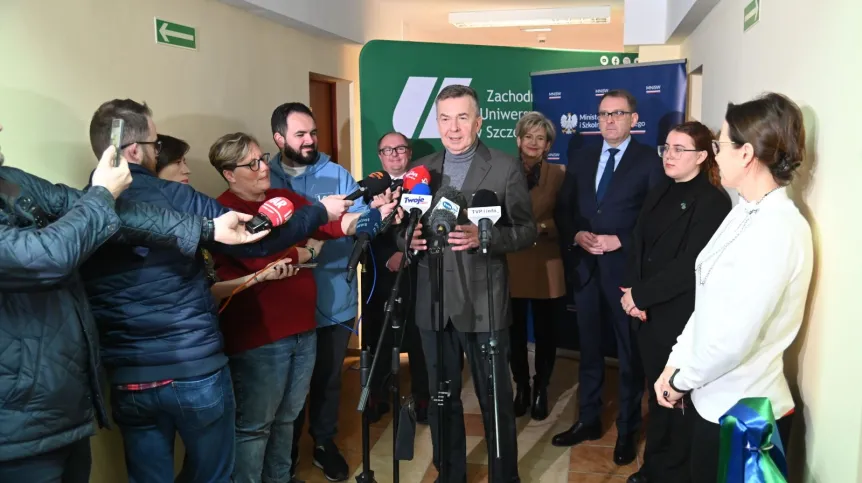 18.11.2024. Minister nauki i szkolnictwa wyższego Dariusz Wieczorek (C) podczas konferencji prasowej w Domu Studenckim "Amicus" w Szczecinie, 18 bm. Konferencja dot. środków ministerialnych przekazanych na remonty akademików w Polsce, w tym na akademiki Zachodniopomorskiego Uniwersytetu Technologicznego. PAP/Marcin Bielecki