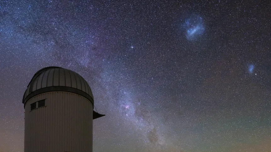 Noc nad Obserwatorium Las Campanas w Chile. Stacja obserwacyjna projektu OGLE oraz Wielki i Mały Obłok Magellana. Autor: Krzysztof Ulaczyk.