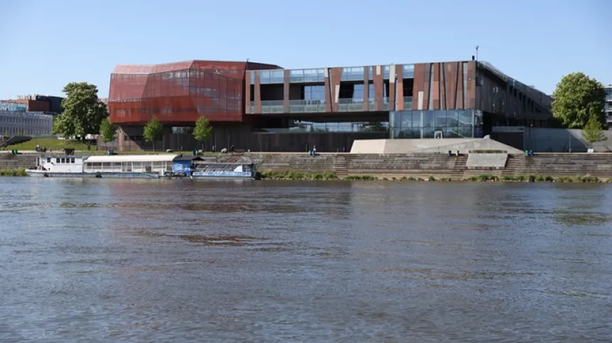 Warszawa, 09.05.2022. Widok na Centrum Nauki Kopernik od strony Wisły. PAP/Rafał Guz