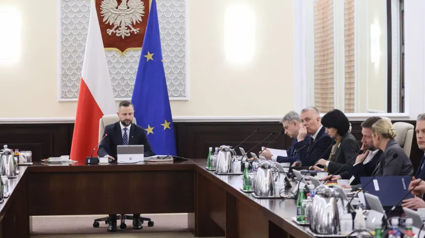  Warszawa, 25.02.2025. Wicepremier, minister obrony narodowej Władysław Kosiniak-Kamysz (L) podczas posiedzenia rządu w KPRM w Warszawie, 25 bm. Rada Ministrów zajmie się m.in. projektem rozporządzenia ws. utworzenia Instytutu Badawczego IDEAS. PAP/Leszek Szymański