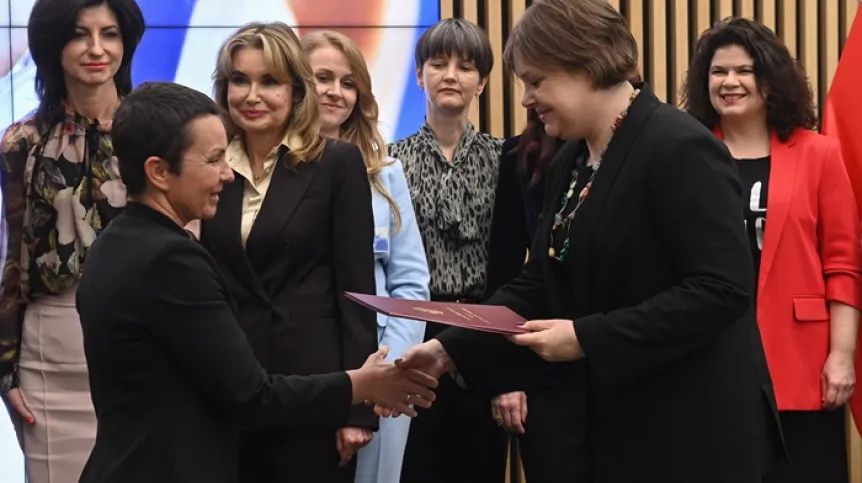 Powołana na przewodniczącą zespołu prof. Anna Pacześniak (C-L) oraz sekretarz stanu w MNiSW Karolina Zioło-Pużuk (C-P), PAP/Piotr Nowak