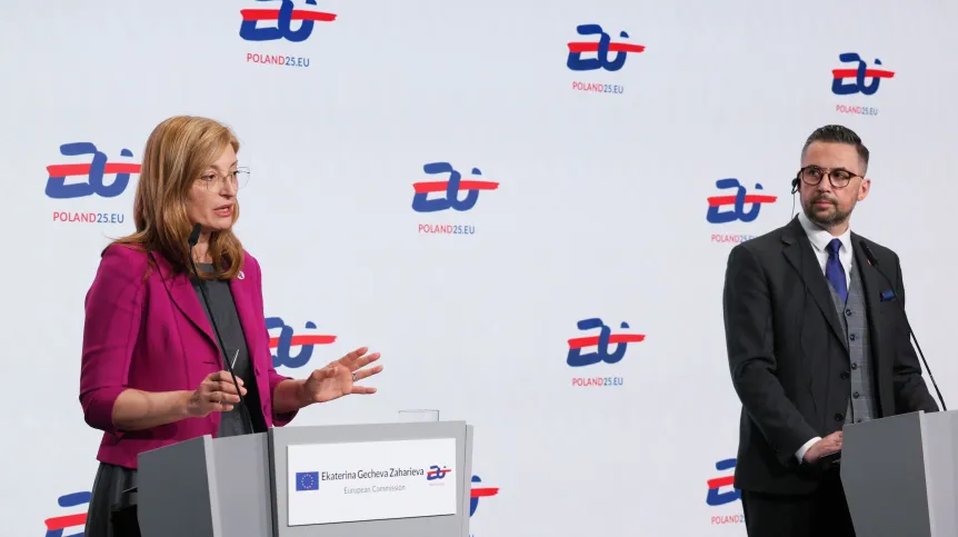11.03.2025. Przewodnictwo Polski w Radzie UE. Minister nauki i szkolnictwa wyższego Marcin Kulasek (P) oraz komisarz unii europejskiej ds. startupów, badań naukowych i innowacji Ekaterina Geczewa-Zachariewa (L) na konferencji prasowej po nieformalnym posiedzeniu ministrów UE ds. badań naukowych i innowacji na Cytadeli Warszawskiej. PAP/Paweł Supernak