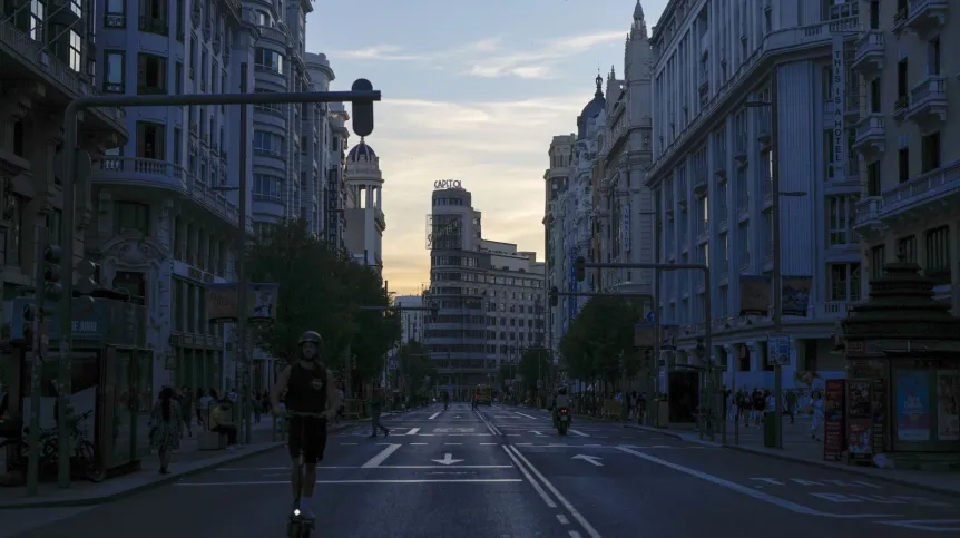 Gran Via, jedna z głównych ulic Madrytu. 28.04.2025 EPA/BORJA SANCHEZ-TRILLO