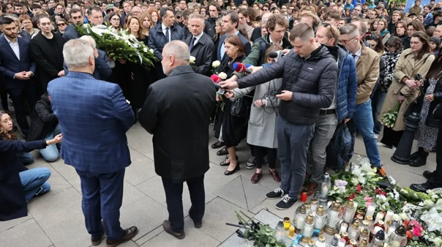 Uczczenie minutą ciszy na terenie Kampusu Głównego UW w Warszawie, 8 bm. tragicznie zmarłej kobiety (ad) PAP/Szymon Pulcyn