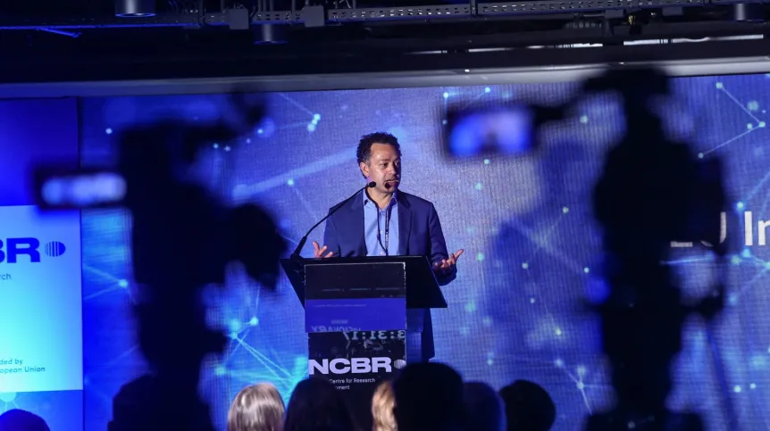 Warszawa, 12.05.2025. Przewodnictwo Polski w Radzie UE. Dyrektor agencji SME Keith Sequeira podczas otwarcia międzynarodowej konferencji EU Innovation Journey'25 w centrum konferencyjnym The Tides w Warszawie, 12 bm. Wydarzenie gromadzi liderów deep tech i kluczowych graczy w dziedzinie innowacji, a jego celem jest opracowanie rozwiązań służących zmniejszeniu luki innowacyjnej w Europie. PAP/Piotr Nowak