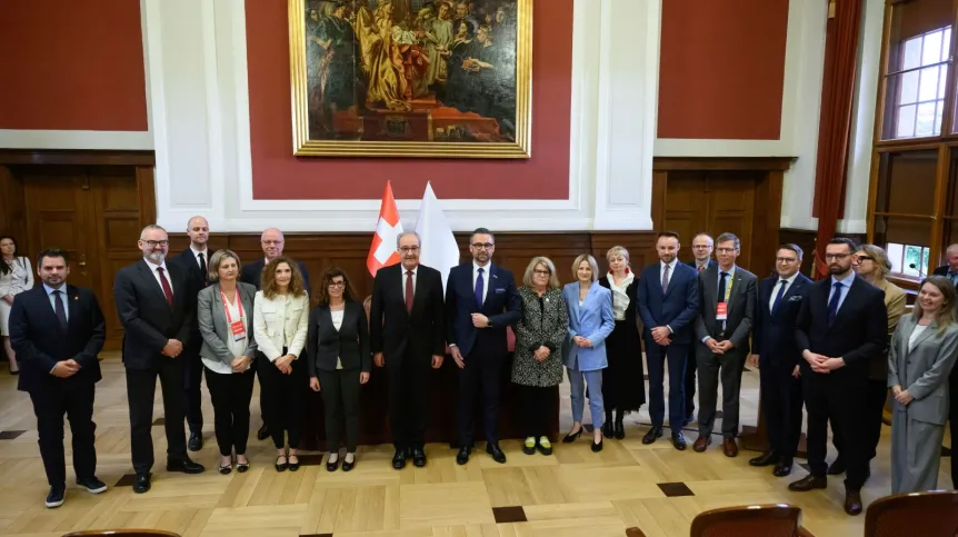 Poznań, 15.05.2025. Minister nauki i szkolnictwa wyższego Marcin Kulasek (C), radny federalny Szwajcarii Guy Parmelin (C-L) oraz rektor UAM prof. dr hab. Bogumiła Kaniewska (C-P) podczas podpisania memorandum o porozumieniu w zakresie badań naukowych i innowacji ze Szwajcarią, 15 bm. w na Uniwersytecie im. Adama Mickiewicza w Poznaniu. PAP/Jakub Kaczmarczyk