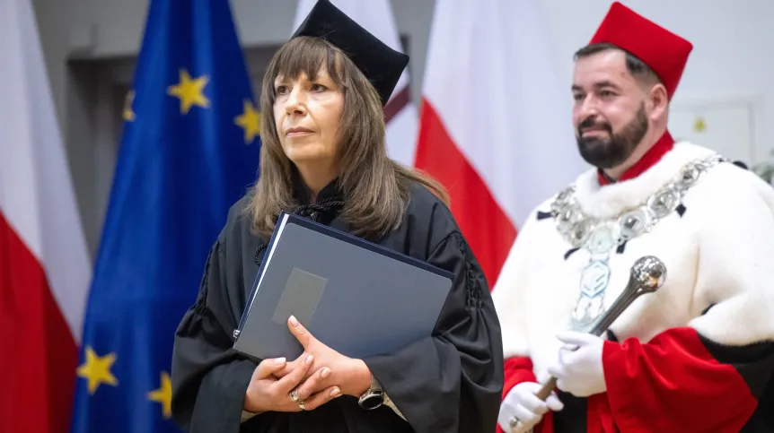 21.05.2025. Prof. dr hab. inż. Joanna Barłowska (L) i rektor Politechniki Bydgoskiej prof. dr hab. inż. Marek Adamski (P) podczas uroczystości wręczenia prof. Joannie Barłowskiej tytułu Doktora Honoris Causa, 21 bm. na Politechnice Bydgoskiej w Bydgoszczy. PAP/Tytus Żmijewski