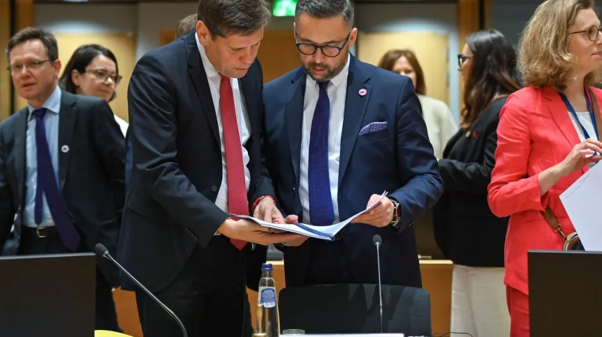 , Belgia, 23.05.2025. Przewodnictwo Polski w Radzie UE. Minister nauki Marcin Kulasek (2P) i zastępca Stałego Przedstawiciela Polski przy UE, przedstawiciel RP w Coreper I Arkadiusz Pluciński (2L) podczas posiedzenia ministrów ds. badań w Brukseli. PAP/Kinga Majewska