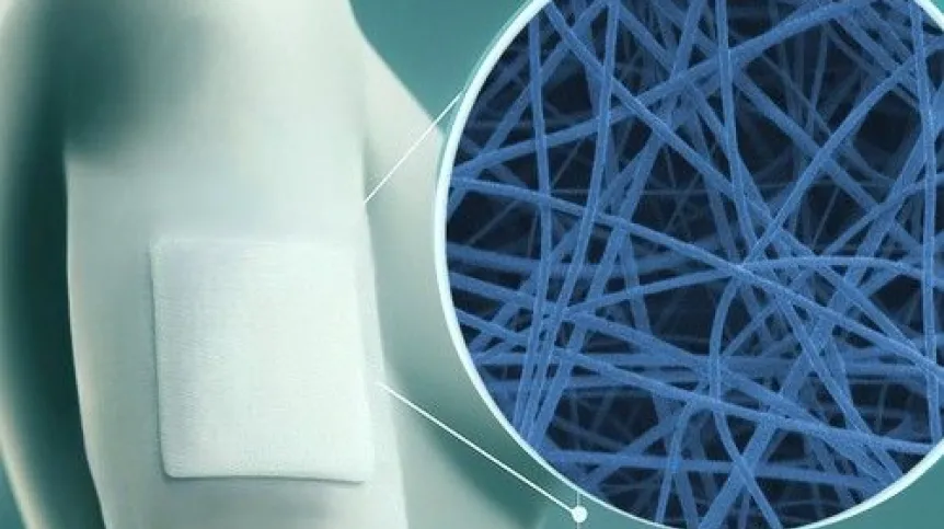 Kontrolowane dostarczanie leków do organizmu mogą zapewnić opatrunki z elektroprzędzonych mat, zbudowanych z włókien polimerowych i odpowiedniej substancji leczniczej. Na wstawce zdjęcie mikroskopowe z włóknami polimerowymi zawierającymi antybakteryjny metronidazol. (Źródło: IFJ PAN)