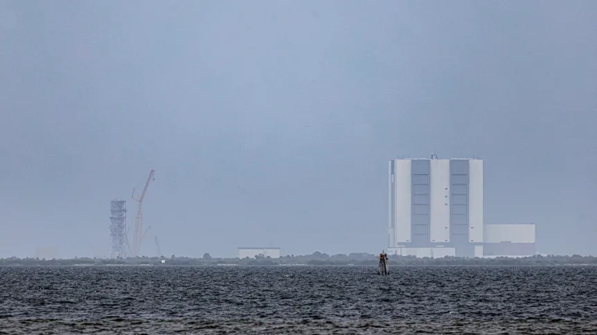 07.06.2025. Na zdjęciu z 6 bm. widok z brzegu Indian River na Centrum Kosmiczne Kennedy'ego (Kennedy Space Center, KSC) na przylądku Canaveral w Stanach Zjednoczonych Ameryki. Z KSC rakieta Falcon 9 wyniesie na Międzynarodową Stację Kosmiczną kapsułę Dragon z załogą misji Ax-4, której członkiem jest Polak Sławosz Uznański-Wiśniewski. Start zaplanowany jest na 10 czerwca. PAP/Leszek Szymański